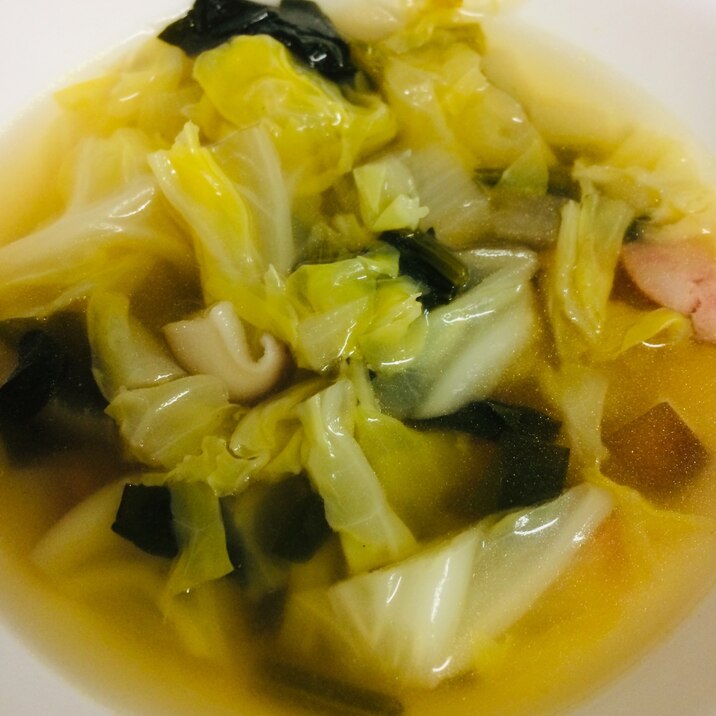 ウィンナーと春キャベツとほうれん草と椎茸のスープ